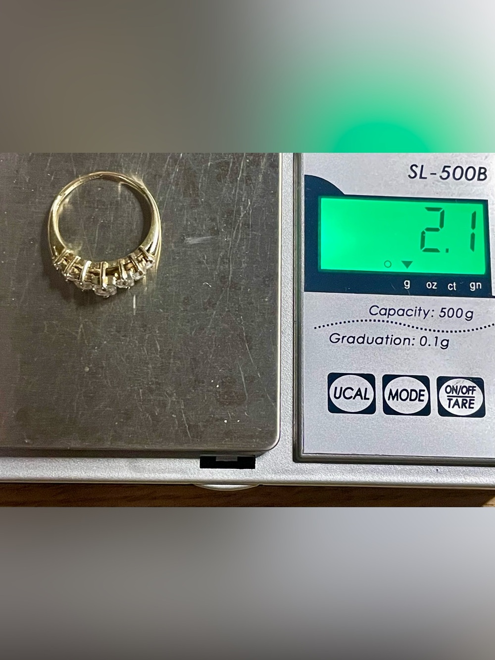 Stamped 10KT Yellow Gold and 7 stone CZ Princess cut ring. Size 7 stunning - Picture 16 of 16